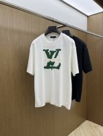 新品 Lv 专柜新款高定面料 250克纯棉 2025蛇年春夏专柜新品短袖时尚经典圆领短袖袖口下摆采用无痕设计 时尚单品设计，更加时尚舒适，高标准定制，上身非常有