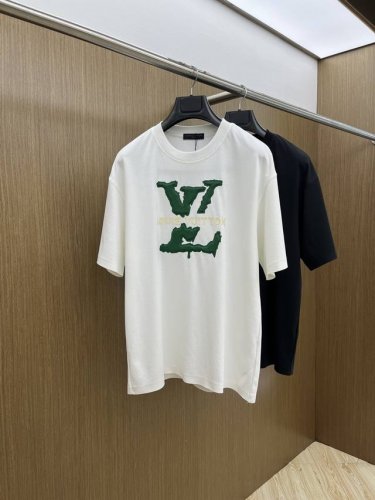 新品 Lv 专柜新款高定面料 250克纯棉 2025蛇年春夏专柜新品短袖时尚经典圆领短袖袖口下摆采用无痕设计 时尚单品设计，更加时尚舒适，高标准定制，上身非常有