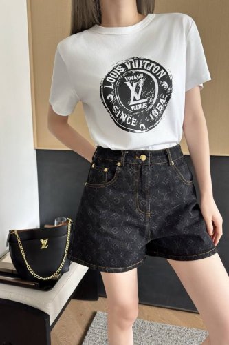 上新 louis Vuitto* 驴 2025新品提花时髦牛仔短裤 定制Yb斜纹棉提花牛仔材质 肌理还原 质感上乘 酵素水洗呈现高街感黑蓝色 高腰系扣短裤版型