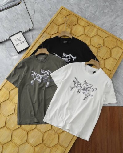 Arc'teryx 始祖鸟全压胶透气速干休闲短袖 面料采用舒弹棉 柔软 丝滑 清香 排汗 速干 清爽舒适 良好的抗皱性和保型性，能让衣物保持较好的形状和外观，不