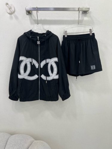 Chan*L 25新款连帽双C薄款外套短裤的组合 双C刺绣Logo凸显品牌格调 极简又凸显品牌格调视觉效果 打造浪漫森系风格 充满个性和创意 品牌高级设计感拉满