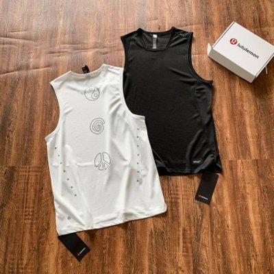 专为运动而生~露出肩膀肌肉~Lululemon年夏季 越野跑步 透气排汗健身背心Lm3F33S 今天推荐给大家的这款背心 看似基础，实则面料和版型裁剪都十分的考