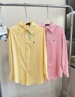 价格P： 品名： * 战马刺绣格纹亚麻棉衬衫 尺码：M.L 颜色：黄格 粉格 这件黄衬衫也太显气色了吧！低饱和鹅黄色像自带反光板，黄皮穿也超显白！ 上身就是时髦