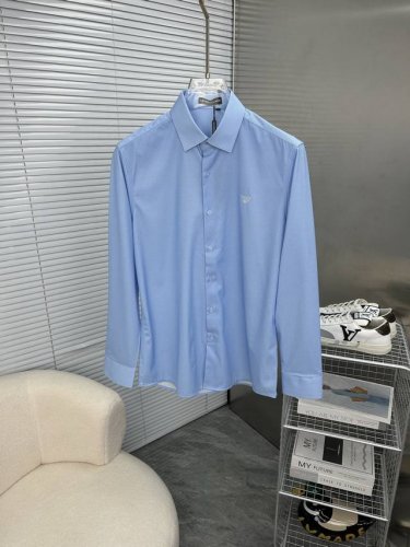 armani阿玛尼 2025Ss春季新品长袖衬衫，时尚有型，简约百搭款。版型挺括，经典品牌Logo，新工艺搭配，穿着舒适，纱织细腻，上身帅气十足，三标齐全，所有