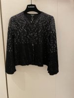 cc25p新款套装 顶级品质 定制珠片织在的纱线里面 一点一点都不扎皮肤 仅在表层没有透在内里 4针织法工艺 冰丝纱线 又滑又舒服 袖口开衩设计 是本季的特色