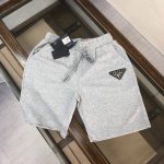 Apra*Da 普拉达 2025新款休闲短裤～定制卫衣毛圈棉面料，柔软舒适亲肤感极佳，吸汗透气！三角标Logo采用珠片工艺组成，简约休闲款式打造休闲与个性兼备的