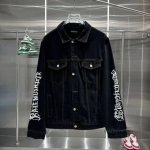 balenciaga Ss24巴黎世家走秀款龙年限定系字母涂鸦男女同款复古水洗牛仔外套 春夏新款 字母涂鸦白天看街头艺术气息浓郁 简单又不失低调 采用定制面料