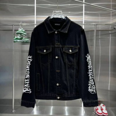 balenciaga Ss24巴黎世家走秀款龙年限定系字母涂鸦男女同款复古水洗牛仔外套 春夏新款 字母涂鸦白天看街头艺术气息浓郁 简单又不失低调 采用定制面料