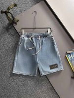 芬迪2025夏季新品牛仔裤牛仔短裤，采用进口客供日本Denim平纹棉质牛仔面料梭织生产，三标齐全，顶尖的石磨水洗工艺让质感达到80年代的老味，柔软细腻舒适透气，