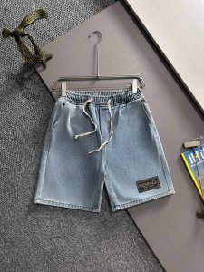芬迪2025夏季新品牛仔裤牛仔短裤，采用进口客供日本Denim平纹棉质牛仔面料梭织生产，三标齐全，顶尖的石磨水洗工艺让质感达到80年代的老味，柔软细腻舒适透气，