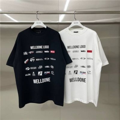 We11Done 徽章印花 宽松圆领短袖T恤男女情侣款 面料：300G双纱精梳紧密赛络纺重磅纯棉 工艺：走线均是全身三线缝制，后领织带包边延伸到肩部加固，细节井