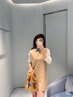 miumi* 25Ss早春新款 复古文艺风卡其色无袖连衣裙。原版开发！高版出品！天蓝色格纹翻领可拆卸。假两件拼接设计！经典小A剪裁版型百搭不挑人！休闲减龄甜酷风
