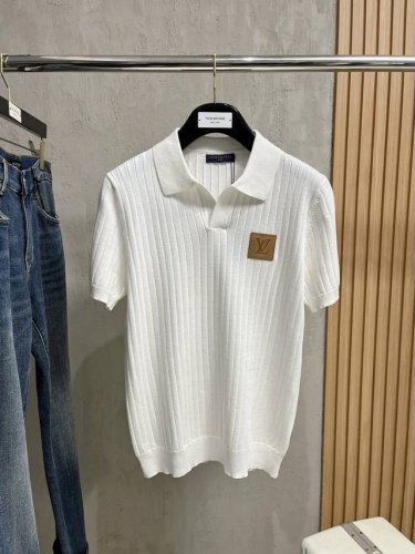 Lv 2025春夏最新的贸易订单针织短袖T恤，全品相！！网红款！工艺采用胸前徽章设计！上身舒适透气，不僵硬，整体有着丰富的立体感，品质出口订单，胸前Logo图案