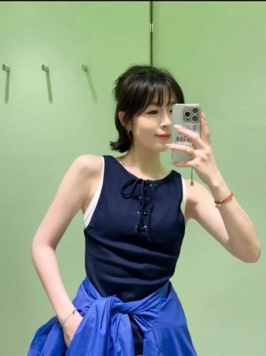 pd 2025夏季新款 吊带背心 一面胸前装点字母图案三角徽标 彰显品牌个性 凸显穿搭高级感 一面穿孔交叉系带丰富设计层次 让简单款式穿出性感个性 轻奢时髦气质