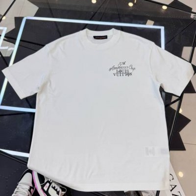 lv 2025春夏新款首发专柜最新款短袖圆领T恤 高端订制 设计前卫时尚！品牌Logo重工艺设计 高端定制丝光云朵棉面料.手感柔软.穿着舒适.专柜级别精致车线.