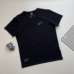 耐克Nike夏季新款珠地速干面料短袖！ 采用180克重珠地速干面料，经典的硅胶Logo美观大气，高品质，高端工艺做工精细。 经典硅胶Logo设计，高质量版本，专