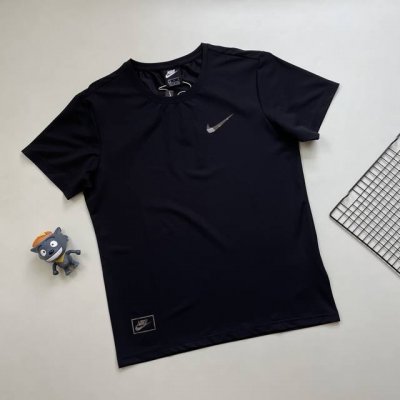 耐克Nike夏季新款珠地速干面料短袖！ 采用180克重珠地速干面料，经典的硅胶Logo美观大气，高品质，高端工艺做工精细。 经典硅胶Logo设计，高质量版本，专