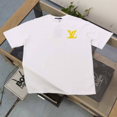 上新 款号 Kl5067 高版本 2025新款Louis Vuitton路易威登Lv刺绣发泡四叶草字母图案Logo绣花休闲情侣宽松短袖T恤 独一无二的活性环保面