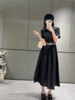 prada普拉达定制字母三角标定制织带拼接翻领短袖连衣裙 款号：25670703204 颜色：黑色 白色 尺码：Sml S码80-95斤 M码95- 斤 L码