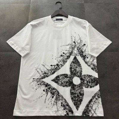 爆款推荐 Lv路易威登2025新款大Logo印花短袖T恤 高版本高品质原版面料 网红明星同款 定制32支双纱面料 前副小Logo绣花+喷墨印花工艺 手感非常舒服