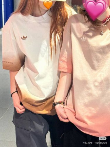 新款上新 2025Fw全网首发，爆款 Adidas阿迪达斯三叶草落肩渐变短袖 男女同款，采用210克双纱全棉渐变色面料，穿起来可甜可盐了！ 渐变色的设计已经让越