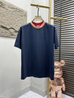 上衣 Burberry 格纹领短袖T恤套装，采用15S精棉平纹，230G；搭配 32S双纱拉架螺纹，300G。提花罗纹工艺是其品牌标志性设计元素之一，结合了经典