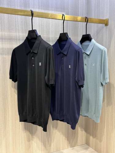 型号D-7303#，杰尼亚 2025春夏最新Z字绣标男士短袖翻领针织衫，精选针织棉质面料制成， 80支超柔长绒棉，16针密致针法，纹理清晰，紧密不易变形，质感软