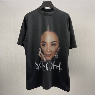 巴黎明星印花图案短T Size : S-Xl 这件黑色T恤以经典黑色为底色，沉稳大气。正面印有杨紫琼的人物形象，她是知名国际影星，奥斯卡首位华裔影后 ，极具影响