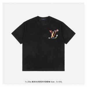 LV 25Ss 前后太阳花印花短袖 面料采用230克重精梳棉 定制32支1*1螺纹 成衣两遍水洗处理 面料舒适亲肤无异感 定制定染面料 纺织密度高 垂感佳 不易