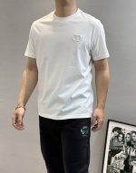 Dio*R迪-奥25S经典春夏圆领短袖.简单基础款推荐-优选190G100%丝光全棉材质制作而成.质地顺滑细腻.贴身舒适透气亲肤......经典Cd字母胸口刺绣