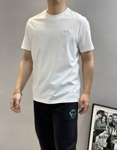 Dio*R迪-奥25S经典春夏圆领短袖.简单基础款推荐-优选190G100%丝光全棉材质制作而成.质地顺滑细腻.贴身舒适透气亲肤......经典Cd字母胸口刺绣