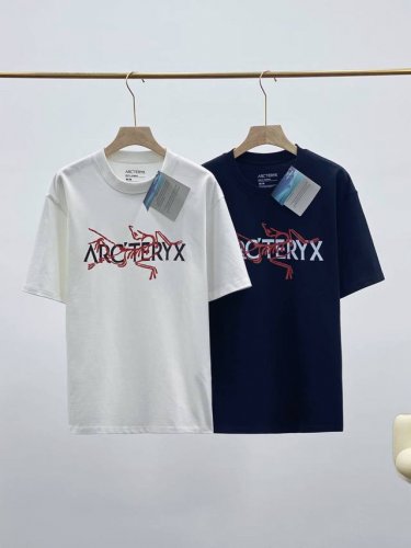 arc'teryx始祖鸟男士纯棉圆领短袖T恤衫！ 字母和骨头鸟结合的设计提升年轻感，象征着当代年轻人的率性独立！ 纯棉面料，布面平整手感柔软，上身舒适，品质细腻