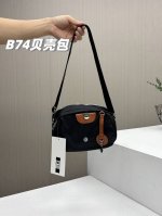 便捷之王，随心出行！Lululemon最新款女士休闲单肩贝壳包，高颜值防泼水单肩手拿包！凹凸各种造型，可盐可甜，遇到最好的自己！ 品名：B74款Lulu贝壳包