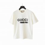 实拍细节图 +尺码表 Gucci 古驰 24Ss1921刺绣字母圆领T恤 选用客供定制针织 %纯棉面打造,面料手感细腻，厚实有质感的纯棉布 高密度的机织工艺，如