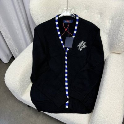 Louis Vuitton路易威登 1V*秋冬新品 简约领针织开衫 经典独特定制的内扣加手工串珠修边 独家定制澳大利亚美丽诺羊毛 羊毛织物手感软糯顺滑 奶油一般