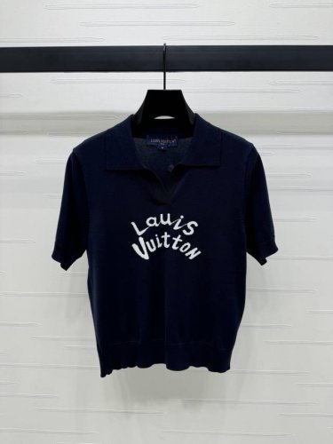 上新原单高端品质Louis Vui*Ton 2025春夏最新系列！翻领针织短袖！定制进口冰丝材质 透气舒适 质感十足 通体素色配合胸前黑色花体字母彰显品牌标识度