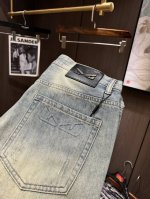 Fd25S春夏男士直筒牛仔裤.......棉质牛仔面料打造 质地柔软又不失筋骨，手感干爽有韧性 经典的标志性浮雕徽标，灵魂般的点缀 各项指标皆为上品，自然带来极