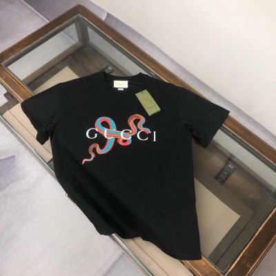 Gucci 古驰 2025最新款情侣款圆领短袖 情侣T恤 春夏新品 高品质 品牌Logo印花工艺 时尚百搭潮款 定制进口面料 穿着舒适 透气 时尚不失个性 上身