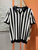 prada 普拉达 2025春夏新品针织短袖，进口针织面料，手感柔软。顶级进口私货，时尚设计潮流短袖针织衫，不失奢华 品质毋庸置疑 上身效果超赞，奢华官网同款！