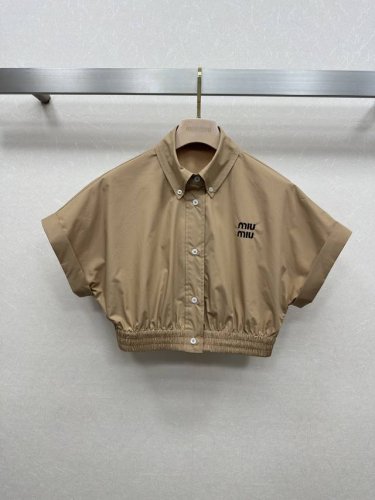 miumi*25Ss 新品翻折短袖衬衫 定制Yb斜纹全棉材质 柔软亲肤 舒适不易皱 短袖衬衫短裤套装 上衣袖口利落翻折腰身弹力褶皱打榄收窄 增添甜美可爱气息 与