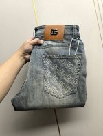 杜嘉班纳。2025春夏最新推出男士休闲牛仔裤新品！重工水洗牛仔裤！定制面料和一般牛仔布料比起来，更加柔软舒适！超重工洗水工艺 双工艺洗水 整条裤子，手感舒适，细