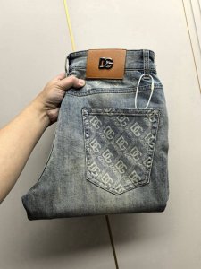 杜嘉班纳。2025春夏最新推出男士休闲牛仔裤新品！重工水洗牛仔裤！定制面料和一般牛仔布料比起来，更加柔软舒适！超重工洗水工艺 双工艺洗水 整条裤子，手感舒适，细