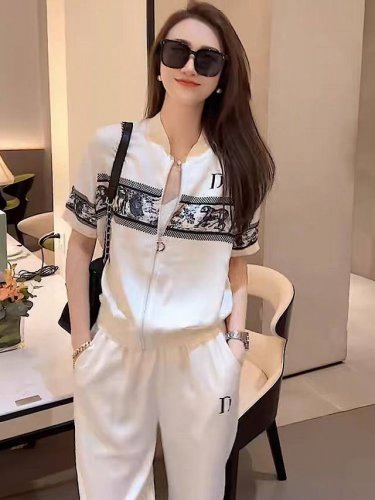 码数：S-M-L-Xl-Xxl 颜色：白色 面料：聚酯纤维 描述： 坠感超好，触感超丝滑的拉链运动套装 上身特别显瘦，收口裤脚裤型设计 慵懒随性有创意，裤子附有