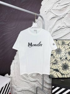 款号Aa6680 蒙口字母 M 胸口刺绣短袖 moncler专柜同款 采用 G纯棉面料 32支双纱 拿手上非常有质感 立体 大气 夏天百搭好穿 简单大气 采用O