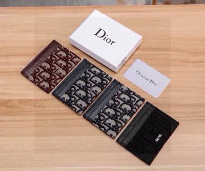dior 迪奥老花卡包 四色可选 共四个卡位+一个零钱位 可放身份证、银行卡等各种卡 给你的卡安一个家 再也不用在包包里翻来覆去的找卡了 强烈推荐，每个有卡之人