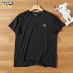 供 arc'teryx 始祖鸟轻量透气速干短袖T恤圆领 领口内侧压胶条 贴带,简洁而舒适面料采用的是最新型中空吸湿排汗功能材料 面料的底部采用导槽式结构 出汗时