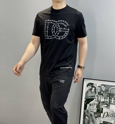 d&G*杜嘉班纳25S夏季圆领短袖 原单品质推荐 品牌尊贵花型设计.简单高级-标签化的高密度3D立体烫画字母Logo .简单高级.采用定制190G丝光棉面料 上