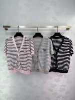 Celin*25春夏新款短袖V领针织衫，活力条纹踫撞精致刺绣Logo 标志性元素吸睛又独特 百塔时尚单品 3色3码Sml T226B