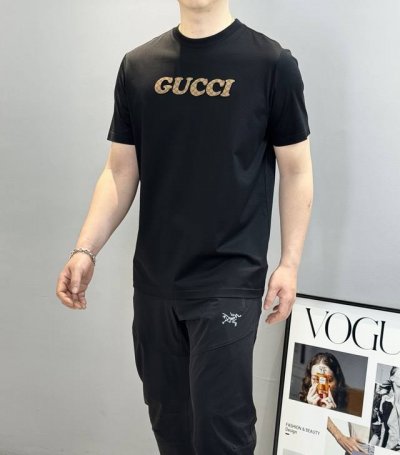 gucc*古齐25S春夏圆领T恤.优秀品质和当代流行元素搭配.前胸立体饱满质感Logo超强标签，做工相当打Call！百分百双纱紧密纺 100% 190G丝光棉质