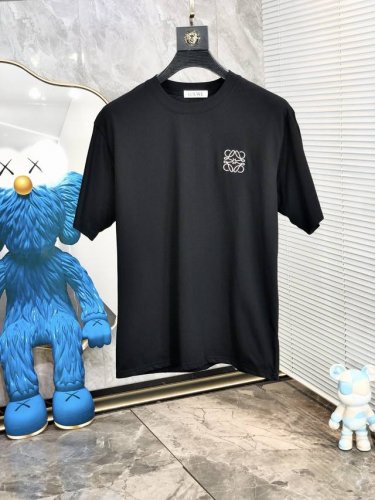 罗意威。穿200斤。宽松版 顶级货品2025春夏新款首发专柜最新款短袖圆领T恤 高端订制 设计前卫时尚！品牌Logo重工艺设计 高端定制天丝面料.手感柔软.穿着